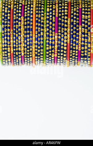 Verre indiens bangles colorés sur fond blanc Banque D'Images