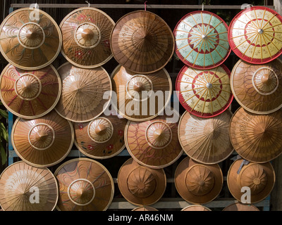 Chapeaux traditionnels accrochés à vendre à Mandalay, au Myanmar Banque D'Images