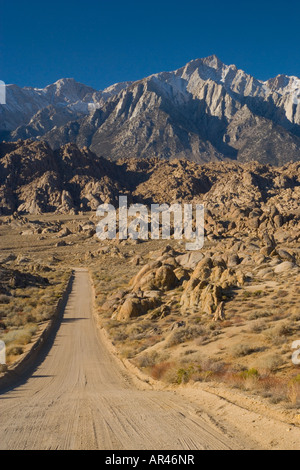 Route de gravier menant vers l'Est de la Sierra montagnes dans les Alabama Hills, en Californie. Banque D'Images