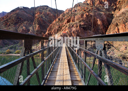 Pont suspendu de KAIBAB CONSTRUIT EN 1928 SUR LA RIVIÈRE COLORADO À LA FIN DU SENTIER KAIBAB SUD DANS LE PARC NATIONAL DU GRAND CANYON ARIZON Banque D'Images