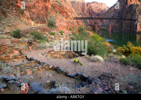 Vue de ruines ancestrales PUEBLOAN COLORADO RIVER ET AU SUD PAR le pont suspendu de KAIBAB TRAIL KAIBAB DANS GRAND CANYON NATIONAL PAR Banque D'Images