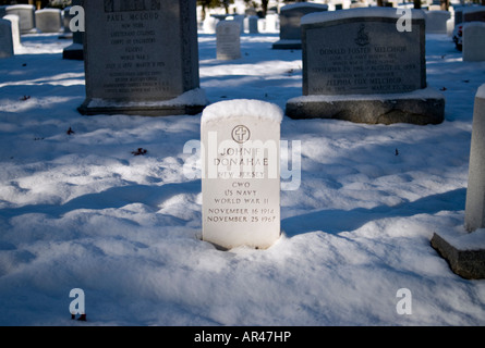 Cimetière national d'Arlington pierres tombales dans la neige Arlington Virginie / ARLINGTON, Virginie — des rangées de pierres tombales en marbre blanc s'étendent à travers le cimetière national d'Arlington sous une couverture de neige. Les marqueurs d'uniforme sont alignés avec précision, chacun commémorant un membre du service militaire américain ou une personne à charge admissible. Le cimetière contient plus de 400 000 inhumations sur 639 acres (259 hectares), ce qui en fait le principal cimetière militaire aux États-Unis. Banque D'Images