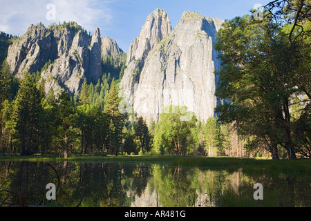 CA, Yosemite NP, la cathédrale et la réflexion des Roches Banque D'Images