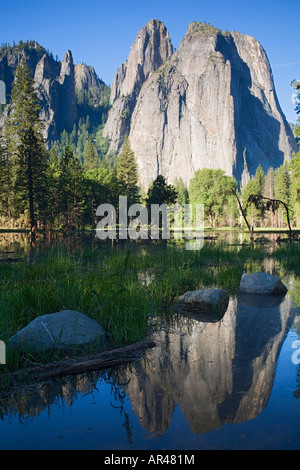 CA, Yosemite NP, la cathédrale et la réflexion des Roches Banque D'Images