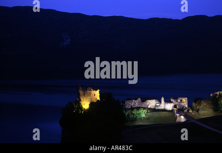 Château Urquhart sur les rives du Loch Ness est éclairée la nuit Banque D'Images