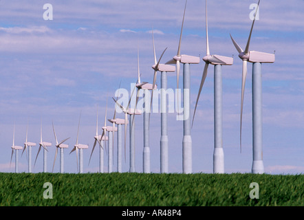 Une ligne d'éoliennes se développer à partir d'un champ de blé dans le sud-est de l'État de Washington Banque D'Images