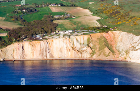 Vue aérienne de la Baie d'alun. Île de Wight. UK. La célèbre sables colorés reflétée dans le calme d'une mer bleue. Soirée soleil d'été. Banque D'Images