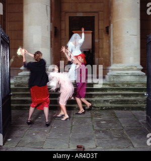 Bouquet de mariée lance les amis d'espoir Banque D'Images