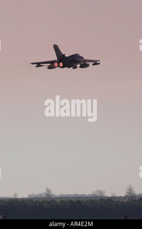 Un avion de combat Tornado Gr4 décolle du RAF Marham à Norfolk avec postcombustion sur Banque D'Images