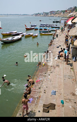 Les gens se baigner. Dasaswamedh Ghat. Gange. Varanasi. L'Inde Banque D'Images