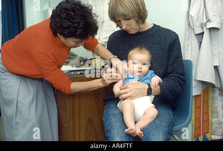La vaccination pour injection triple bébé de quatre mois Banque D'Images