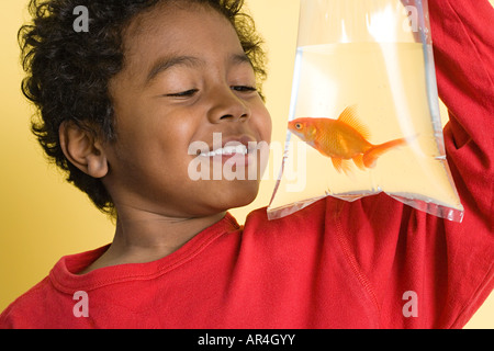 Garçon avec un poisson rouge Banque D'Images