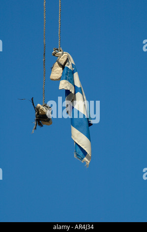 Drapeau israélien attaché à des pierres lancées par des colons juifs qui pendent sur une ligne électrique dans un quartier palestinien à Jérusalem-est Israël Banque D'Images