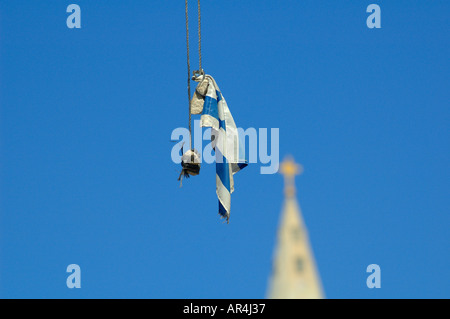 Drapeau israélien attaché à des pierres lancées par des colons juifs qui pendent sur une ligne électrique dans un quartier palestinien à Jérusalem-est Israël Banque D'Images