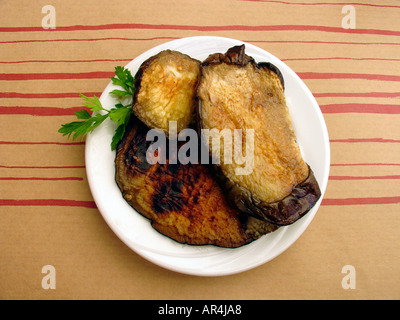 Tranches de l'aubergine et Basilicum on white plate Banque D'Images