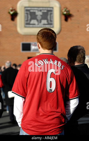 Duncan Edwards shirt partisan porter au service commémoratif Banque D'Images