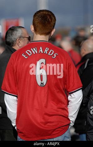 Duncan Edwards shirt partisan porter au service commémoratif Banque D'Images