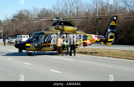 Medecins précipiter un femme grièvement blessée sur une police de l'État du Maryland Maryland Lahnam en hélicoptère medivac Banque D'Images