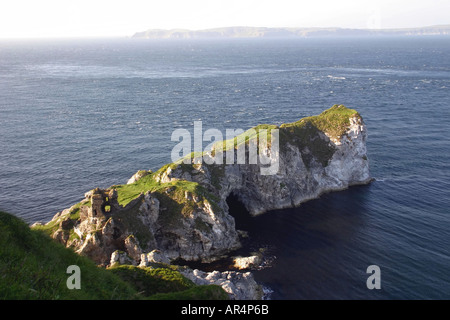 Kinbane Castle sur Kinbane Head, dans le comté d'Antrim, en Irlande du Nord, avec au loin l'île de Rathlin Banque D'Images