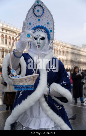 Femme en costume et masque de reveler au carnaval de Venise à la place St Marc, Italie Banque D'Images