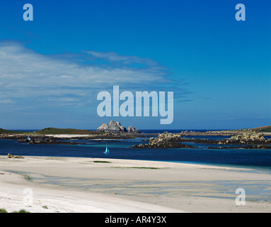 Plages de sable blanc, onTresco Îles Scilly, au Royaume-Uni. Vue nord sur une belle journée d'été du cap Lizard à St Helen's et les rochers de Menavaur Banque D'Images
