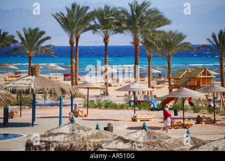 Vue sur la plage, l'hôtel Marriott Beach Resort, Taba Heights, péninsule du Sinaï, Égypte Banque D'Images