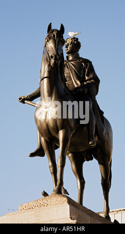 Statue du Roi George IV contre le ciel bleu à Trafalgar Square, London,UK Banque D'Images