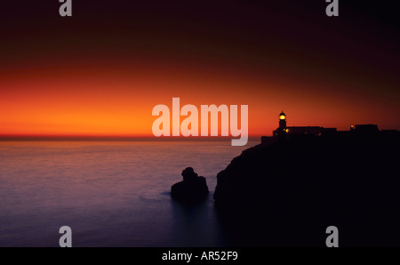 Coucher du soleil au phare de Cabo de Sao Vicente Sagres Portugal Algarve Costa Vicentina Banque D'Images