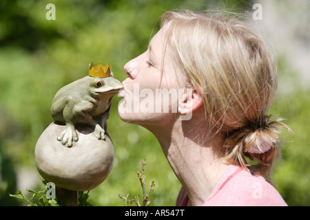 Une jeune femme s'embrasser une grenouille prince, Strande, Allemagne Banque D'Images