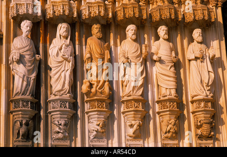 Apôtres dans le monastère gothique de l'entrée de Santa Maria da Vitoria à Batalha, Batalha, Portugal Banque D'Images