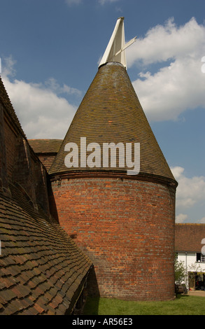 The maltings kentish sissinghurst à dans le Kent avec un ciel bleu avec des nuages blancs dans l'arrière-plan Banque D'Images