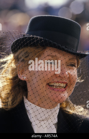 Mode style des années 1980 Femme à la mode portant voile et chapeau melon à la course de chevaux Grand National Aintree Lancashire UK. Angleterre 1986. HOMER SYKES Banque D'Images