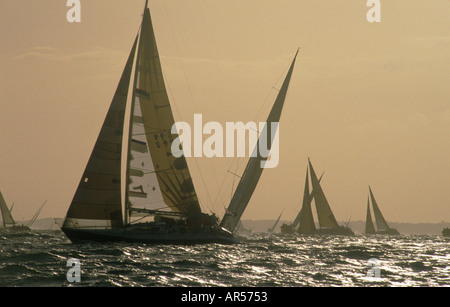 Yachts de course à Cowes Sailing Regatta, 1980s UK. Île de Wight Hampshire, Angleterre 1985 HOMER SYKES Banque D'Images