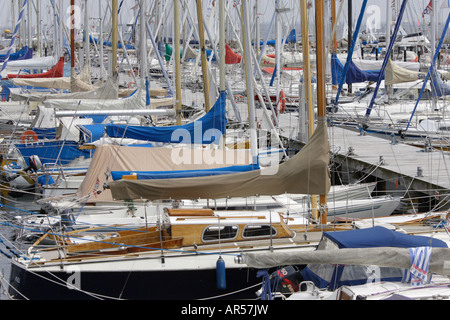 Bateaux amarrés dans un port, Kiel, Allemagne Banque D'Images