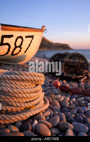 Petit bateau de pêche en bois assis sur la plage de Chesil et donnant sur l'anse de Chesil sur Portland près de Weymouth, dans le Dorset County England UK Banque D'Images