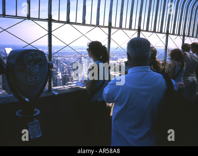 Affluence sur le côté sud de la terrasse d'observation au sommet de l'Empire State Building regarder la vue sur New York Banque D'Images