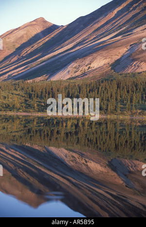 Montagnes Chigmit reflet dans les lacs Twin érode les pentes rocheuses Montagnes Lac Clark National Park Alaska Banque D'Images