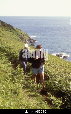 Couple retraité marchant près de Dodman point près de Gorran Haven sur la côte sud de Cornwall, Royaume-Uni, staycation staycations Banque D'Images