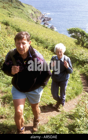 Couple retraité marchant près de Dodman point près de Gorran Haven sur la côte sud de Cornwall, Royaume-Uni, staycation staycations Banque D'Images