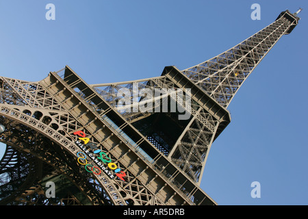 Un portrait de la Tour Eiffel à Paris en France, que l'on voit d'en bas Banque D'Images