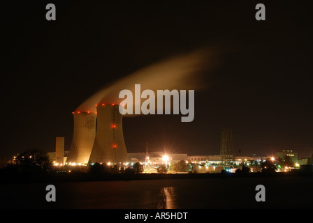 Le Nightshot d'une grande centrale nucléaire en France Banque D'Images