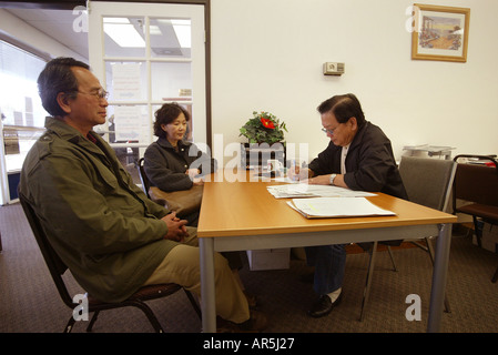 Couple vietnamien à 24 du greffier à la clinique communautaire Vietnamese-American Garden Grove, Californie, USA. Communiqué de modèle Banque D'Images