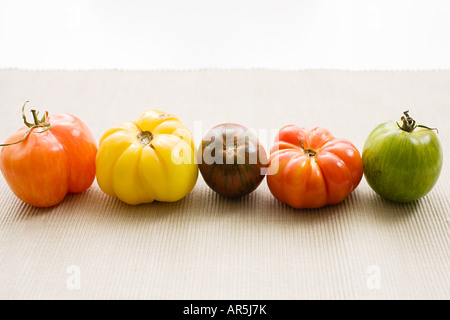 Les tomates dans une rangée Banque D'Images