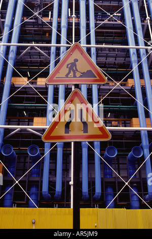 La signalisation routière en face du centre Georges Pompidou un édifice complexe conçu dans le style d'architecture high-tech dans le 4ème arrondissement de Paris Banque D'Images