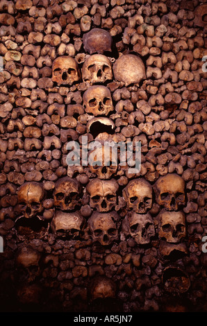 Crânes aux catacombes de Paris sous-sol ossuaires qui détiennent les restes de 2 millions de personnes dans une petite partie d'un réseau de tunnels à Paris France Banque D'Images