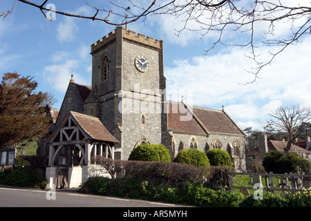 L'église de Lulworth ouest, Sainte Trinité, sur une journée d'été. Banque D'Images