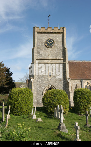 L'église de Lulworth ouest, Sainte Trinité, sur une journée d'été. Banque D'Images