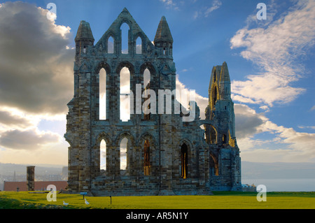 L'Abbaye de Whitby avec pierres tombales au coucher du soleil Banque D'Images