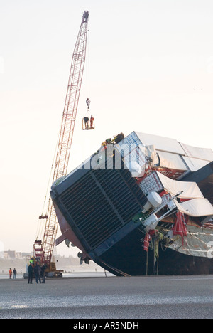 Opération de sauvetage à la masse sur Riverdance ferry Banque D'Images