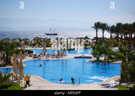 Les piscines et la mer, l'Intercontinental Taba Heights, Taba Heights, péninsule du Sinaï, Égypte Banque D'Images